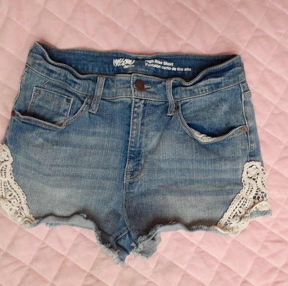 High waisted lace Jean shorts - Picture 2 of 3